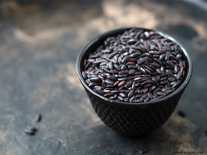 El arroz negro es rico en antioxidantes y fibra:así es como se prepara este atractivo grano 