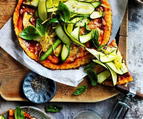 Tome una rebanada de esta  pizza  de coliflor sin culpa con mozzarella y calabacín 