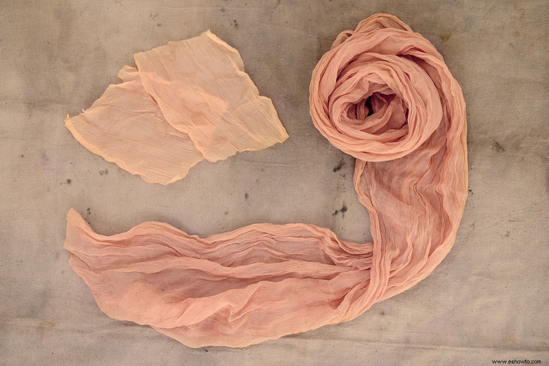 Teñir las telas de un hermoso rosa suave con... ¿aguacates? 