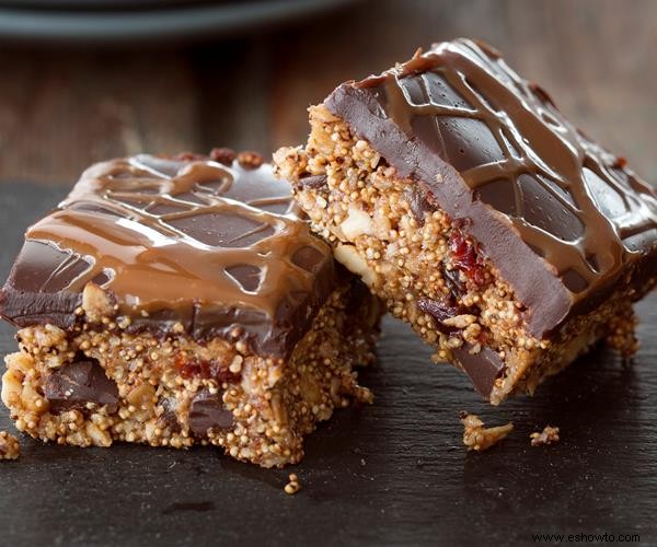 Las barras de chocolate amargo y arándano rojo amaranto son el refrigerio de superalimento que puede tomar sobre la marcha 