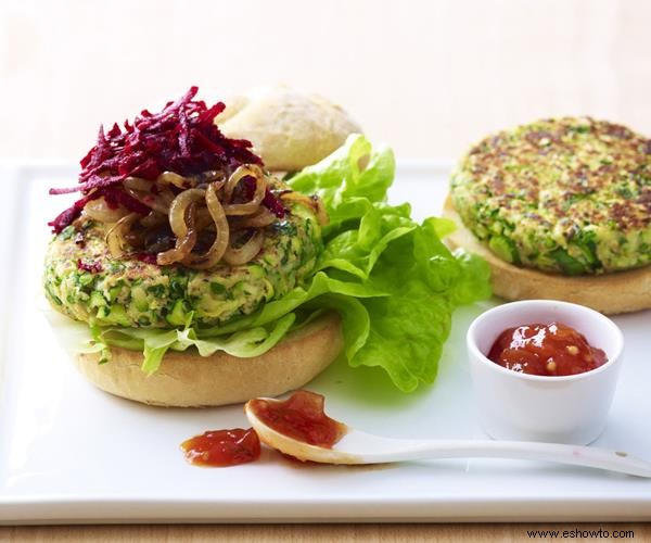 Esta hamburguesa de calabacín con salsa de remolacha y tomate adelgazará tu estómago y te mantendrá lleno 