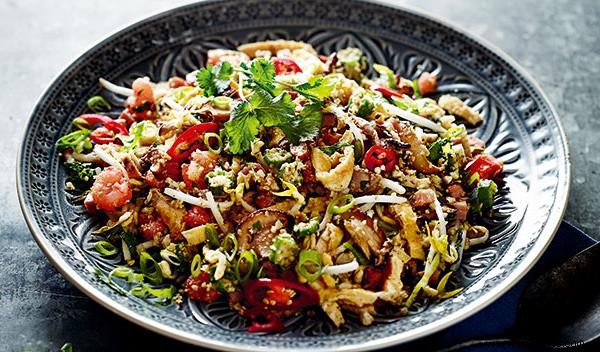 Reducir los carbohidratos es fácil con este  arroz  frito con coliflor amigable con la dieta paleolítica 