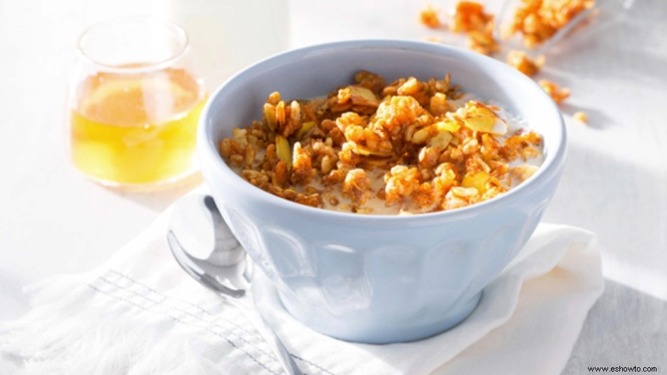 El cereal casero de arroz inflado con nueces y miel convierte su desayuno en una  leche dorada  que bloquea la hinchazón 