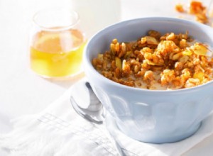 Cereal casero de arroz inflado con nueces, miel y cúrcuma: transforma tu desayuno en leche dorada antihinchazón
