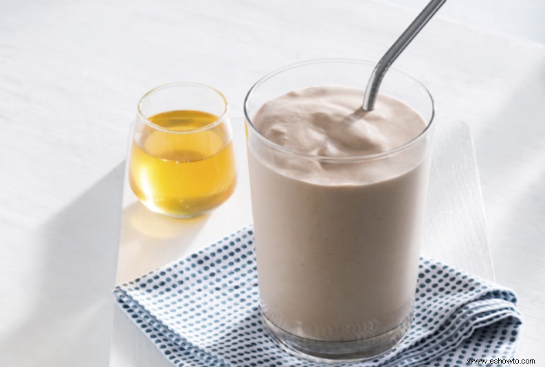 Recárguese después de hacer ejercicio con este batido de recuperación de miel y chocolate repleto de proteínas 