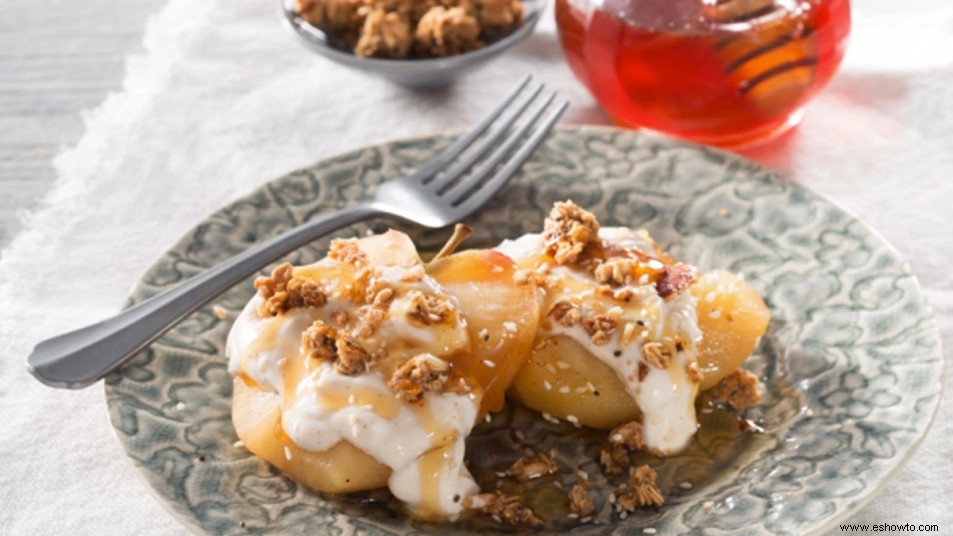 Las manzanas escalfadas con miel son una manera deliciosa de satisfacer su gusto por lo dulce 