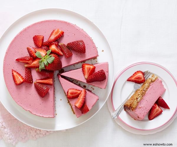 El pastel de mousse de fresa con crema de coco es el postre sin lácteos de tus sueños 