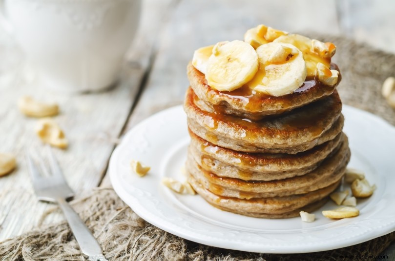 Los panqueques de mantequilla de maní y plátano de 3 ingredientes son un desayuno rápido y abundante 
