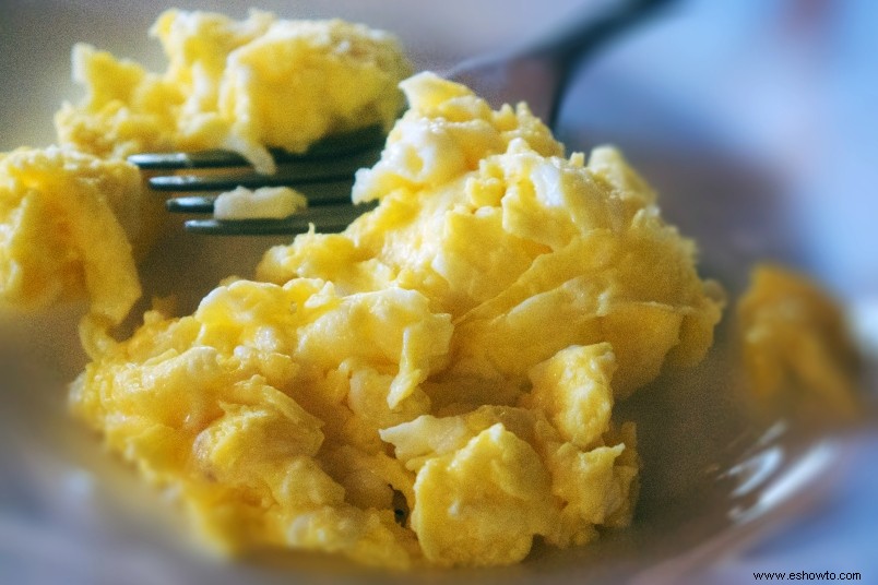 Por qué debería mezclar jugo de naranja en sus huevos revueltos 
