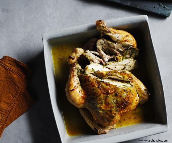 El pollo asado con ajo y hierbas con estragón es la estrella sabrosa de cualquier comida familiar 