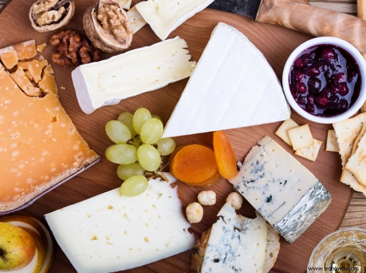 Mordisquear queso bajo en grasa podría protegerlo de enfermedades cardíacas, sugiere un estudio 