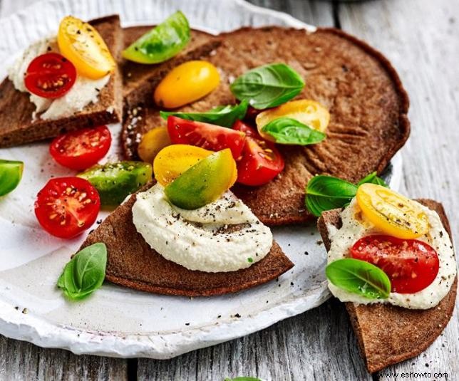 Este pan plano de teff sin gluten con  queso crema  vegano satisfará tus antojos sin culpa 