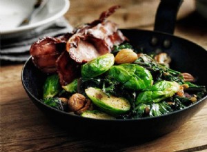 Coles de Bruselas Salteadas con Col Rizada, Tocino Crujiente y Castañas Asadas: Receta Fácil y Deliciosa