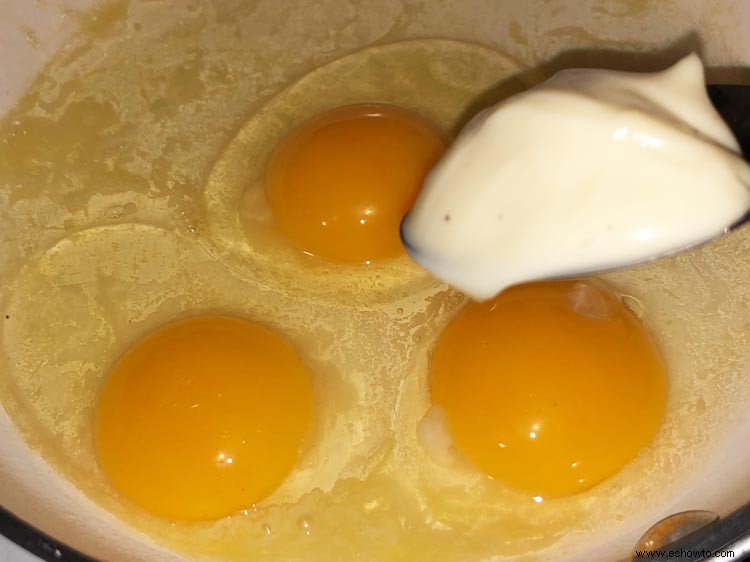 Agregue mayonesa a sus huevos revueltos para un desayuno sorprendentemente lujoso 