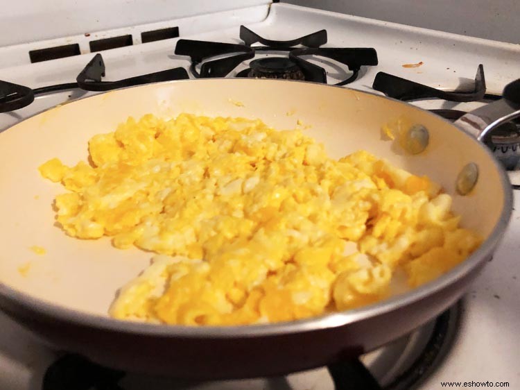 Agregue mayonesa a sus huevos revueltos para un desayuno sorprendentemente lujoso 