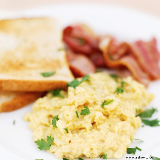 Cómo recalentar huevos revueltos para que queden livianos y esponjosos 