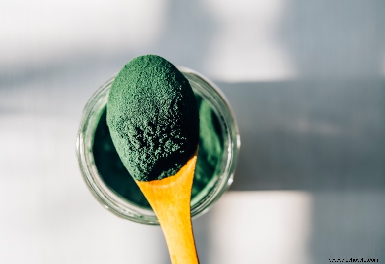 La espirulina esmeralda es el superalimento en polvo que podría acelerar su pérdida de peso 