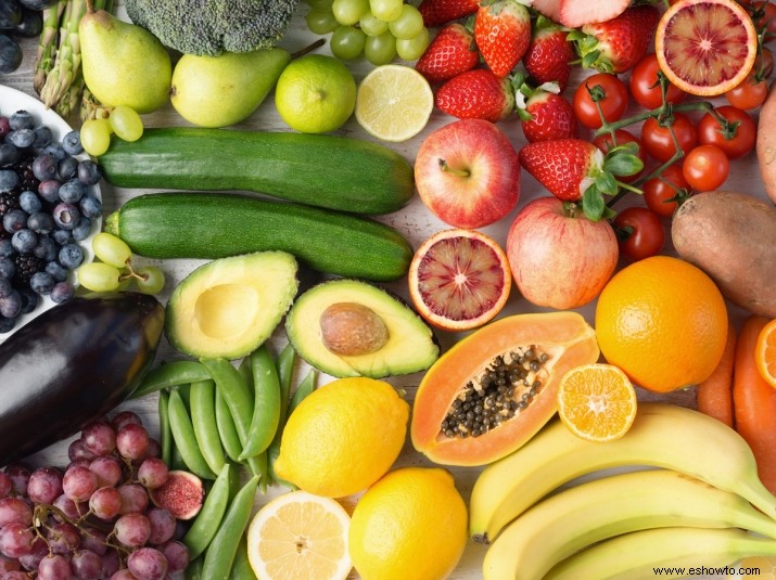 Comer una porción adicional de frutas y verduras puede mejorar su estado de ánimo, sugiere un estudio 
