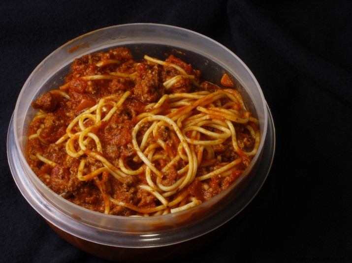 Elimina las molestas manchas de salsa de tomate de tupperware con bicarbonato de sodio 