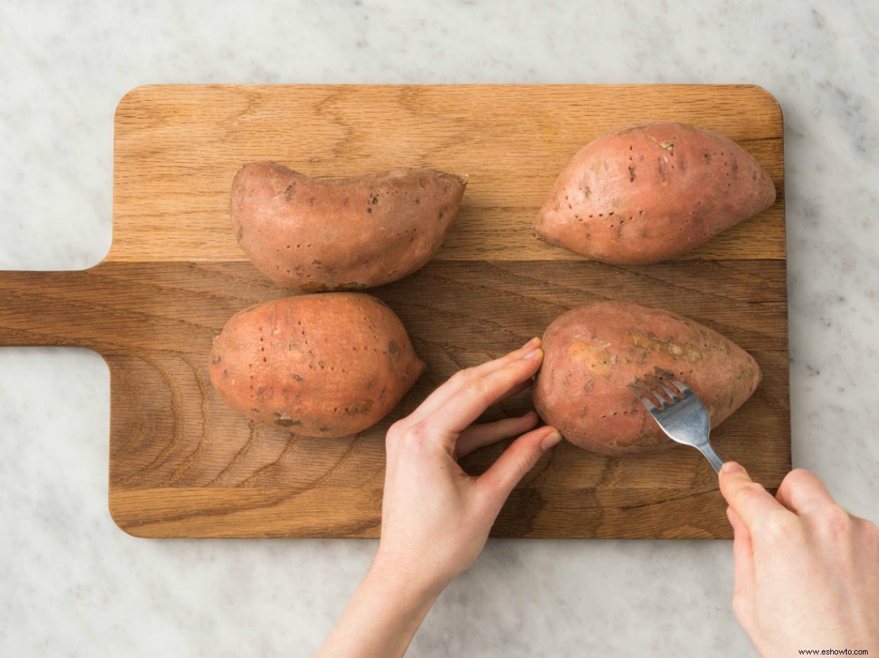 Todo lo que necesita es un microondas para hacer una batata suave y perfectamente cocida 