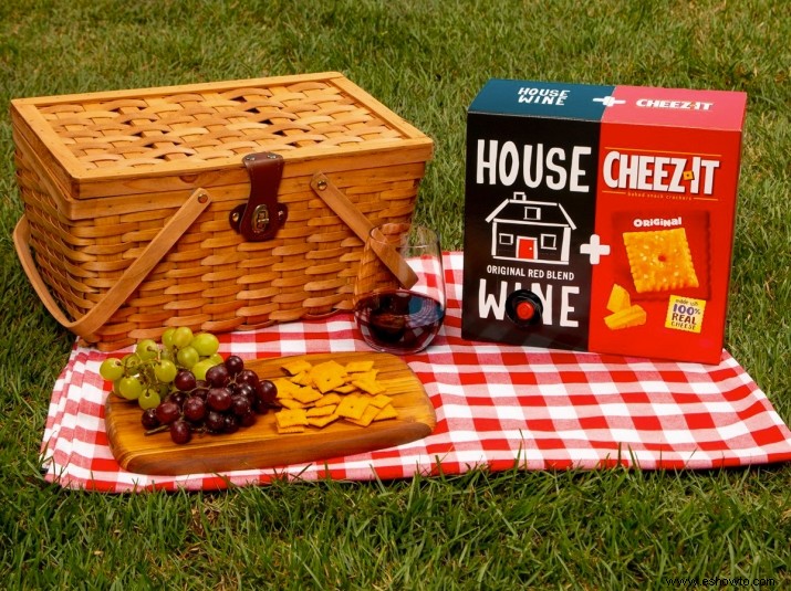 Esta caja mitad vino y mitad Cheez-It (¡sí!) es el regalo perfecto para un picnic de verano 