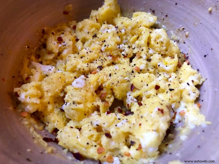 Este ingrediente secreto es la clave para hacer huevos sabrosos en el microondas 
