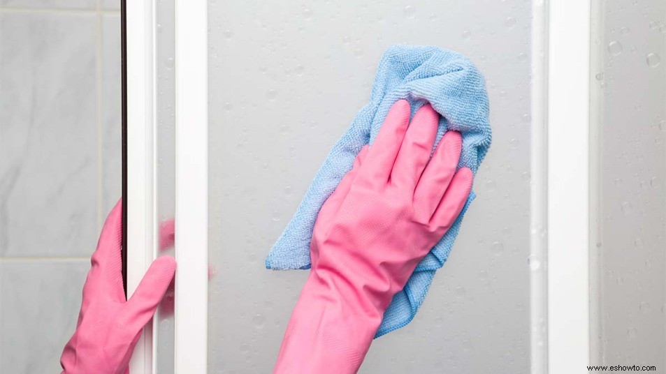 Una niebla de spray para cocinar sobre las puertas de la ducha es la clave para eliminar la suciedad persistente 