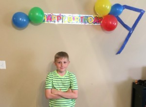 Cuando ningún niño se presentó a la fiesta de cumpleaños de su hijo, una madre con el corazón roto comparte un fuerte mensaje en línea 