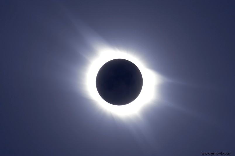 Cómo mantenerse seguro mientras ve el eclipse solar 