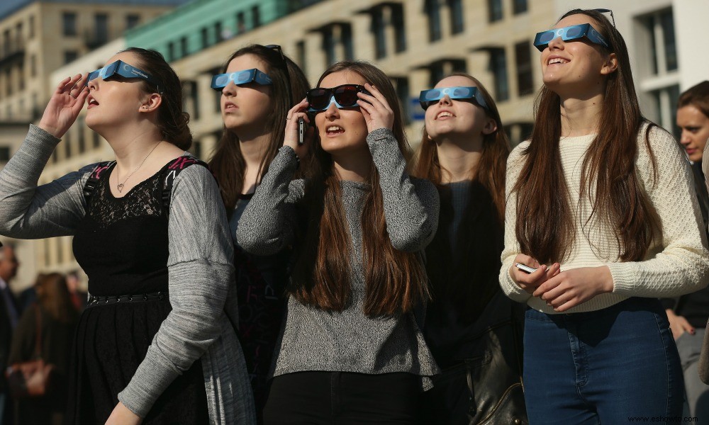 Cómo mantenerse seguro mientras ve el eclipse solar 