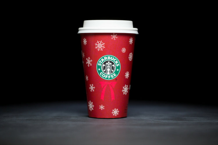 Vea cada vaso navideño de Starbucks en este resumen navideño 