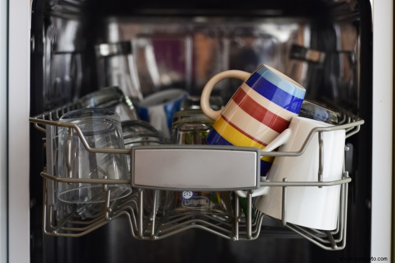 5 cosas que nunca debes poner en el lavavajillas 