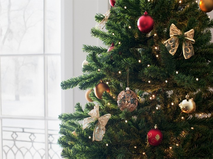 Cómo saber si tu árbol de Navidad necesita agua con una pelota de ping pong 