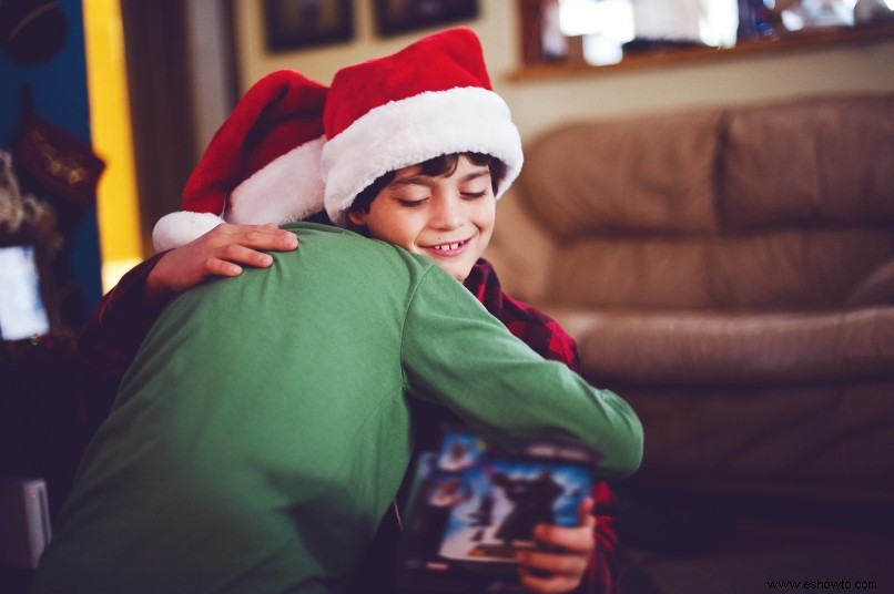 Girl Scouts dicen que no obliguen a los niños a abrazar y besar a sus familiares en Navidad 
