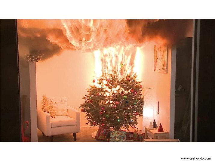 Los bomberos advierten con qué facilidad un árbol de Navidad seco puede incendiarse 