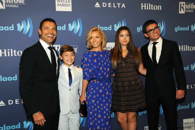 Kelly Ripa y Mark Consuelos le desean un feliz cumpleaños a su hijo con fotos antiguas 