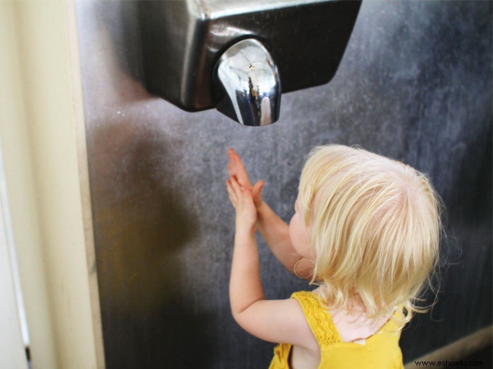 Los secadores de manos para el baño pueden arrojar materia fecal a sus manos, sugiere un estudio 
