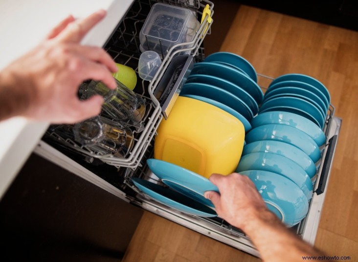 No es necesario enjuagar antes de poner los platos en el lavavajillas, y otros mitos sobre los lavavajillas 