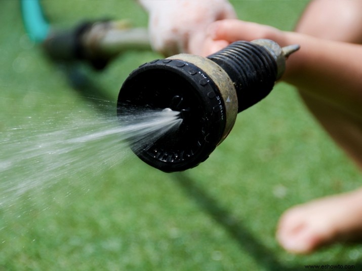 El agua abrasadora dentro de las mangueras de jardín puede causar quemaduras de segundo grado, advierten funcionarios públicos 