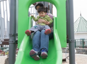Madre publica foto impactante: el peligro real de bajar por tobogán con un niño en el regazo