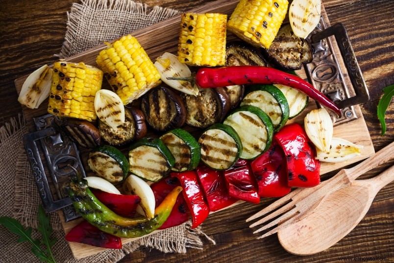 El plan infalible para apegarse a su dieta en una parrillada, según un nutricionista 