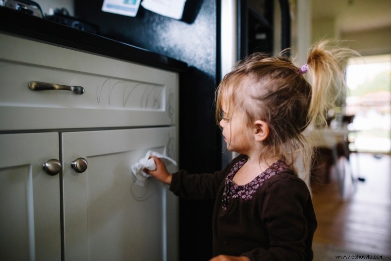 Cómo limpiar los gabinetes de tu cocina para que brillen como nuevos 