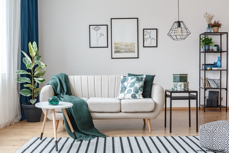10 ajustes de decoración asequibles que puede hacer en un instante para una sala de estar más elegante 