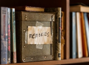 Cómo dejar de acumular objetos nostálgicos y conservar solo lo esencial, según el experto en organización Peter Walsh