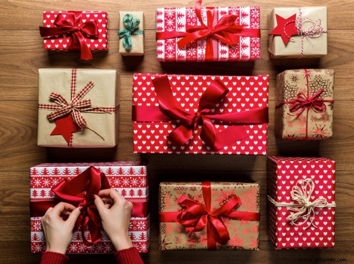 Cómo envolver regalos de Navidad como los profesionales en 7 pasos 