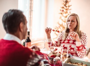 Truco científico para escapar de conversaciones aburridas en la fiesta navideña: el parpadeo largo
