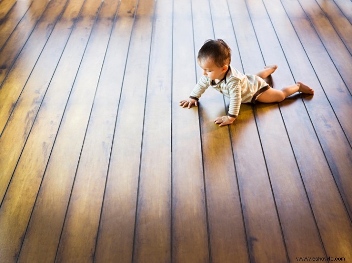 Espolvoree talco para bebés en su piso de madera dura para silenciar un piso chirriante 