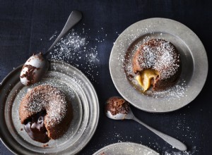 Torta de Lava Fundida: 3 Versiones Irresistibles de Chocolate, Caramelo Salado y Mantequilla de Maní