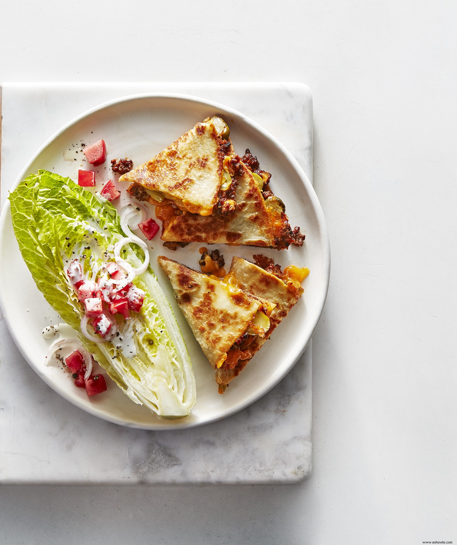 Quesadillas de hamburguesa con queso y ensalada de cuña de lechuga romana 