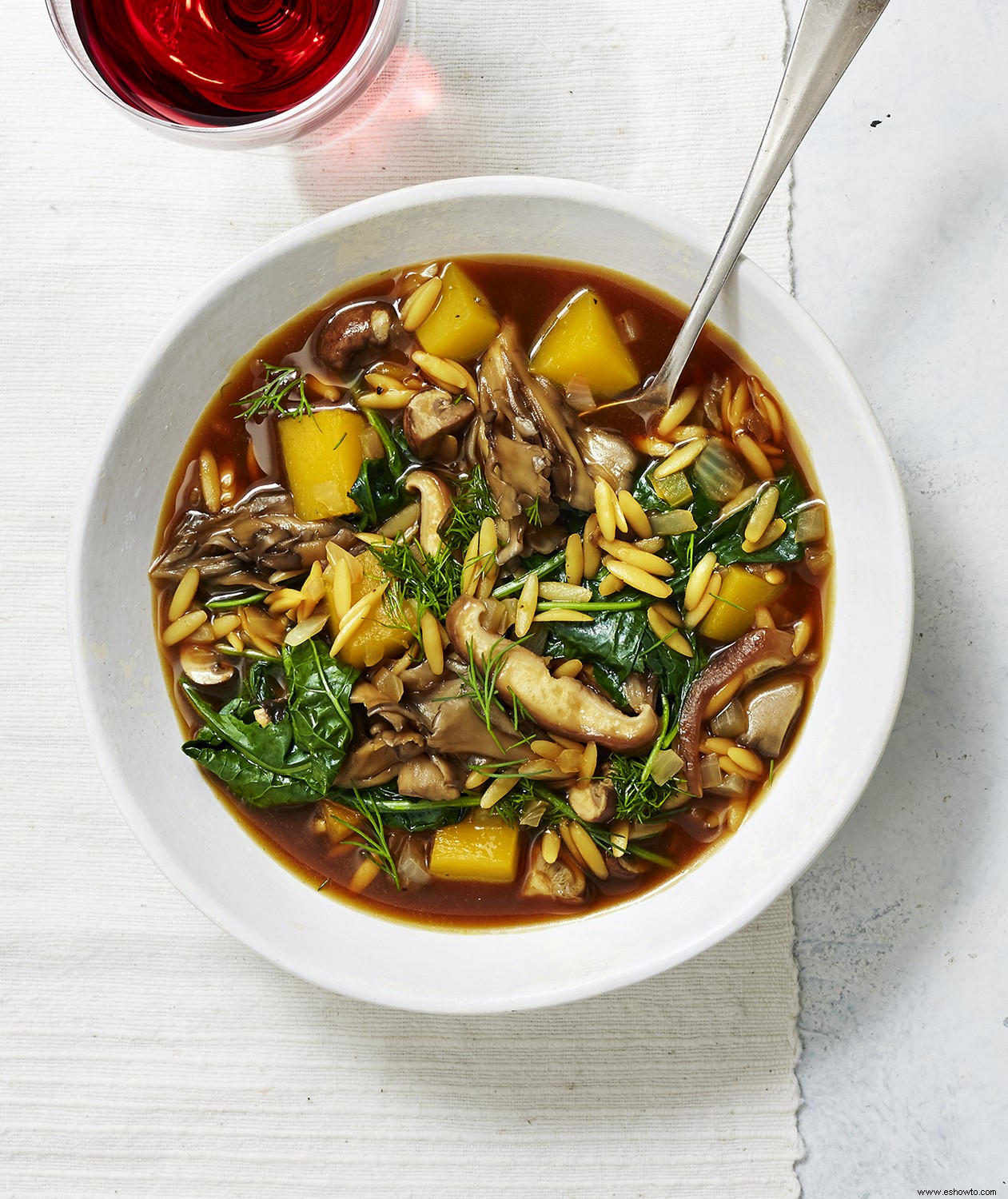 Sopa de calabaza, champiñones y col rizada con eneldo 